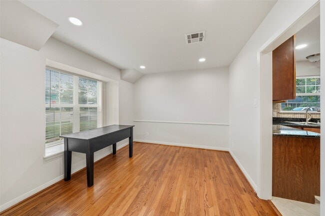 Building Photo - 10170 Hanka Dr