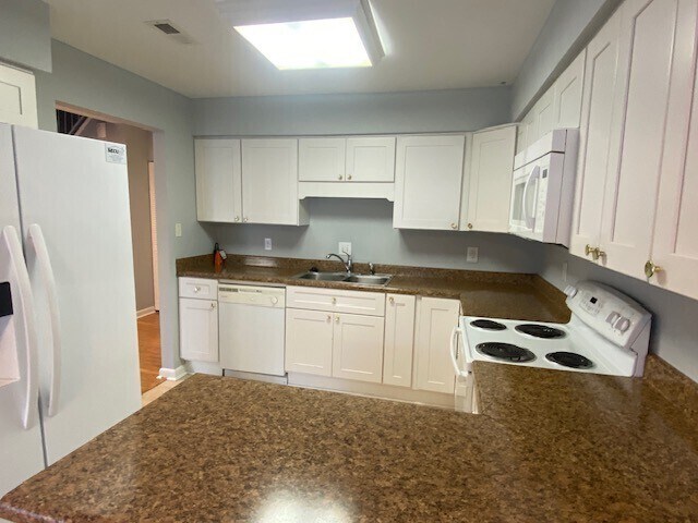 Building Photo - 4700 Walden Pond Dr