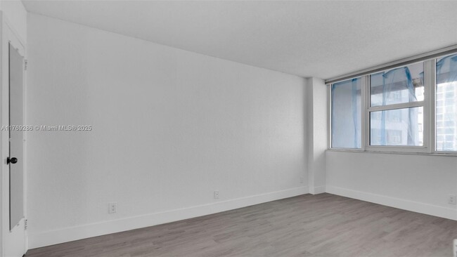 Building Photo - 2030 S Ocean Dr