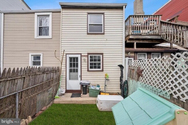 Building Photo - 338 Ridgeway St