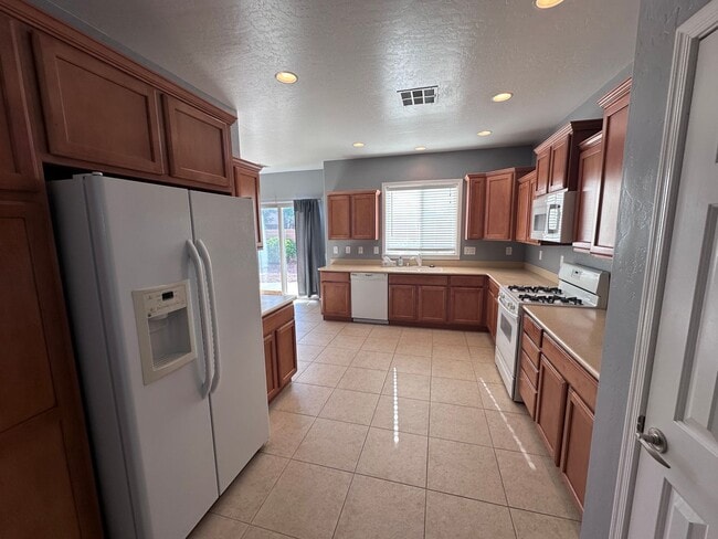 Building Photo - Single Story 3 Bed/2 Bathroom Home