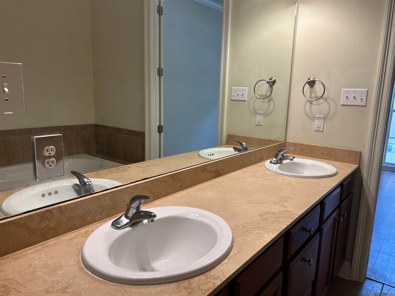 Building Photo - 2137 S Commerce Ave