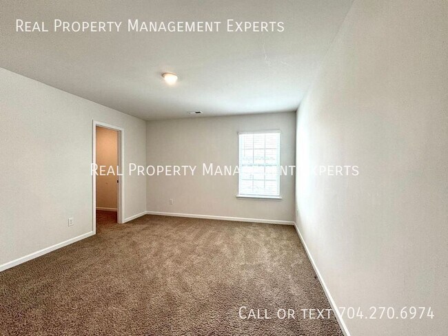 Building Photo - 4025 Lampasas Ln