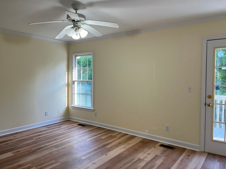 Building Photo - 6 Willow Tree Ct