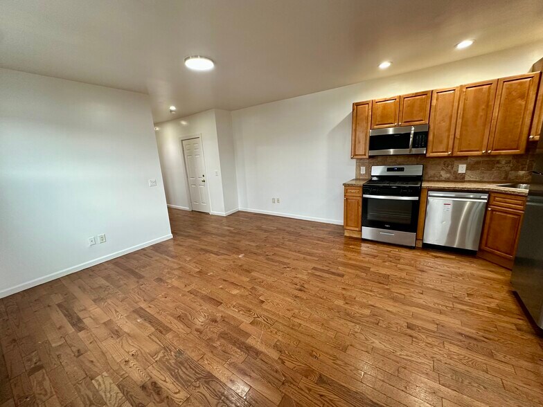 Building Photo - 37 Independence St