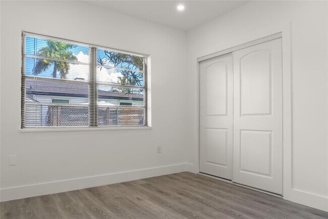 Building Photo - 2724 SW 34th Ct