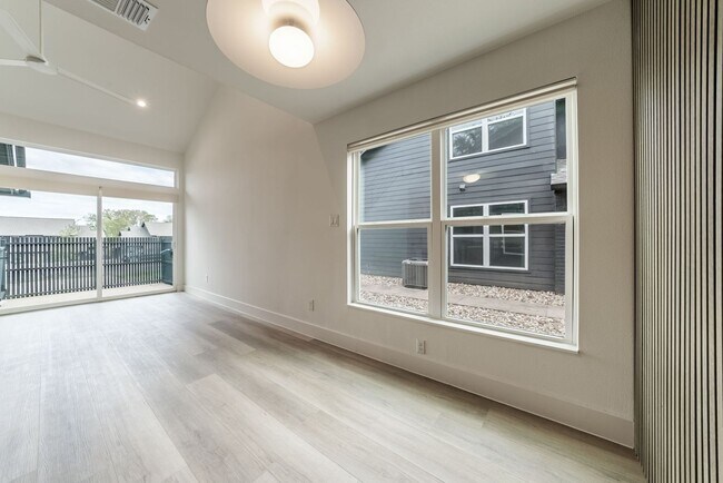 Building Photo - Stunning 2 bed / 2 bath condo in North Austin