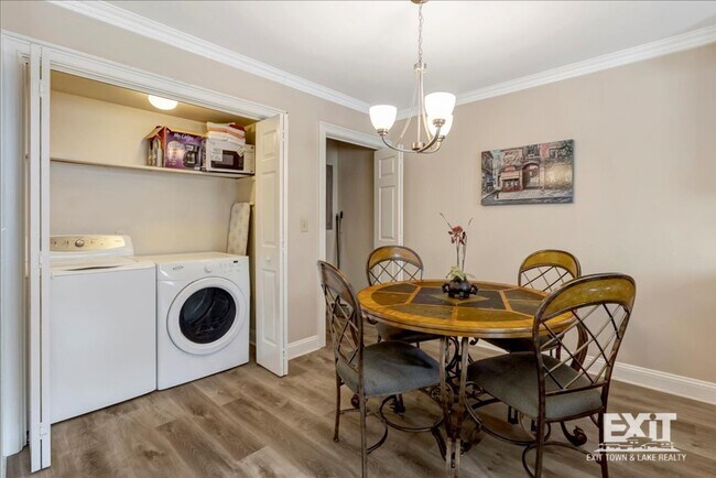 Building Photo - 3 Bedroom/1.5 Bath Duplex Convenient to To...
