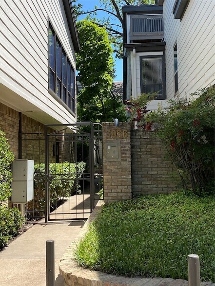 Building Photo - 3936 Travis St