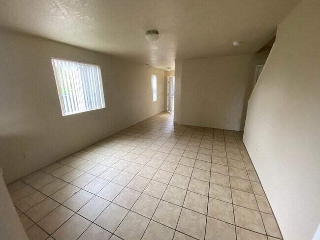 Building Photo - large 3 Bedroom 2.5 Bath Springfield duplex