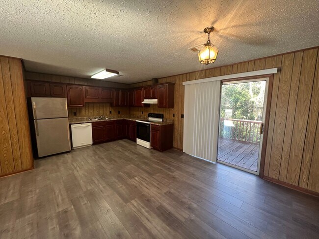 Building Photo - 3 bedroom 1 bathroom home in Colonial Hills