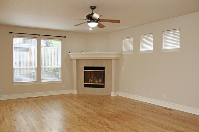 Building Photo - Spacious 4 BDR Legend & Renaissance Constr...