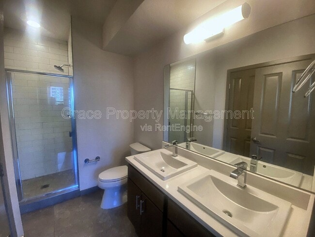 Building Photo - 2200 Tremont Pl