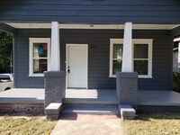Building Photo - Spacious 2 Bedroom 1 Bathroom Home WIth Hu...