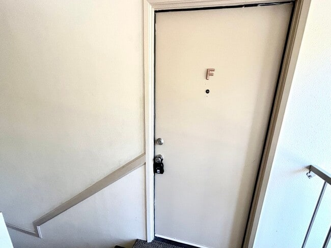 Building Photo - Great location! 2 bed 2 bath Simi Valley condo!