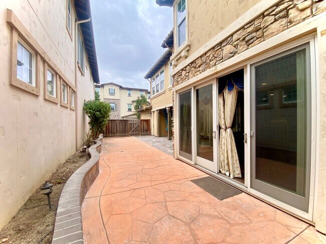 Building Photo - Dazzling 5-bedroom home in Fremont – Ardenwood Neighborhood!