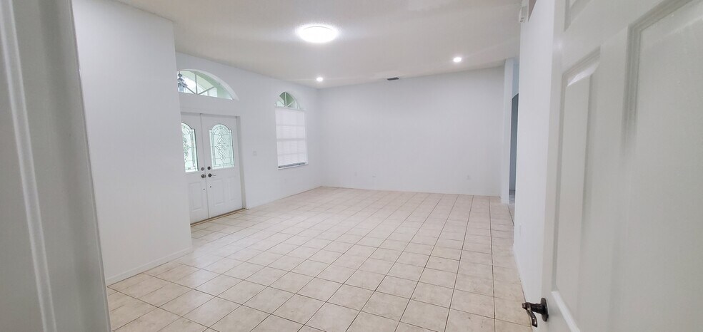 Building Photo - 420 SE 23rd Ln