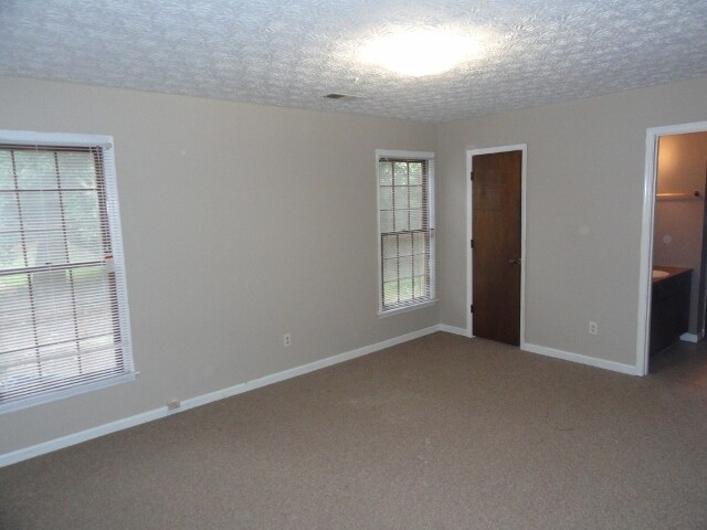 Building Photo - 2870 Lakemont Dr SW