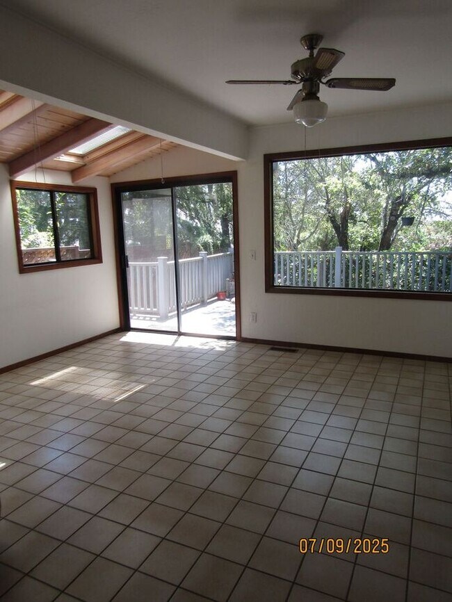 Building Photo - Beautiful Single Story Home in Great Santa...