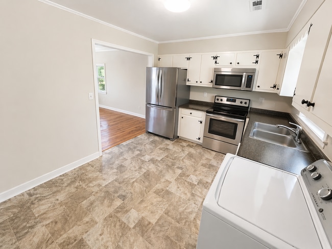 Building Photo - 705 Depot St NE