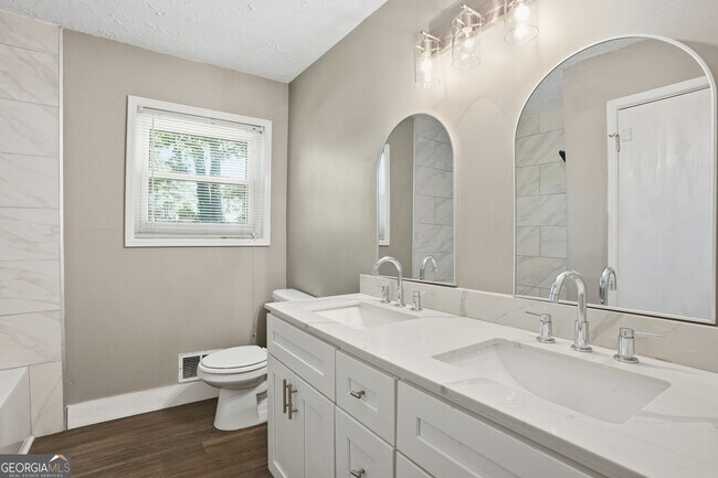 Building Photo - 2419 Greenway Dr