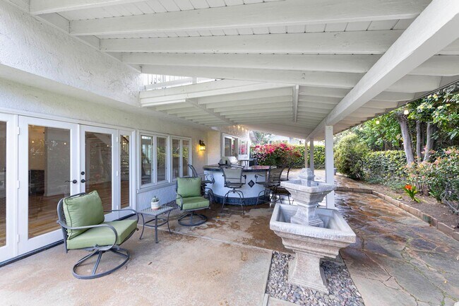 Building Photo - Charming Corner Lot Home on Oversized 10,000 Sq Ft Lot