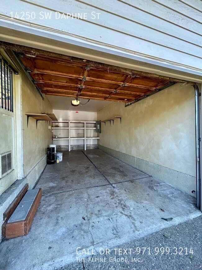 Building Photo - 14250 SW Daphne St