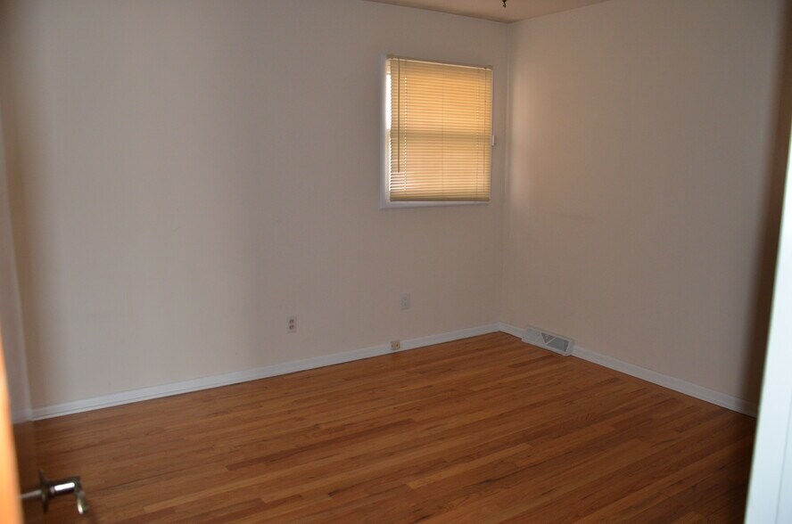 Building Photo - 1004 S Taft Hill Rd