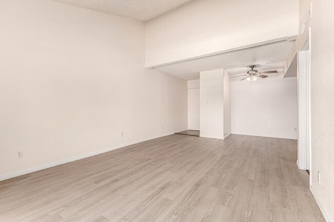 Building Photo - 7350 N Vía Paseo Del Sur