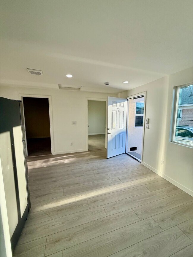 Building Photo - 845 W 76th St