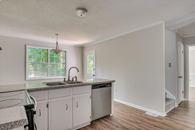 Building Photo - 3 bedroom, 2.5 bathroom home on a large co...