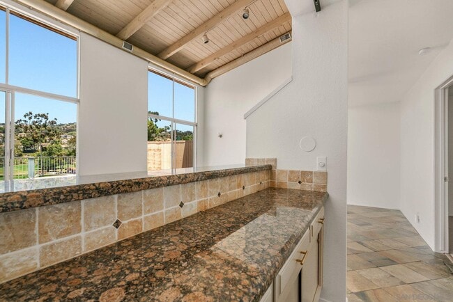Building Photo - 2544 Navarra Dr