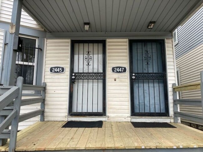 Building Photo - Recently Updated 2 Bedroom Upper Duplex wi...