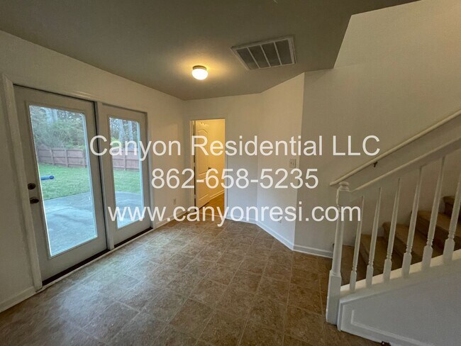 Building Photo - Great Location the spacious 3BR 3BA won't last long!