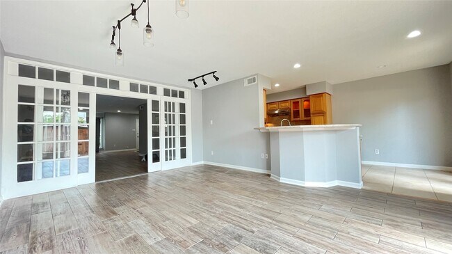 Building Photo - 403 N Post Oak Ln