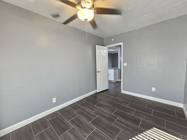 Building Photo - Charming Home 3 bedrooms 1 bath Large Yard.