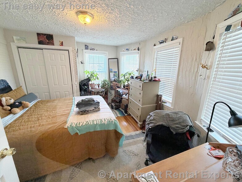 Building Photo - 519 Main St