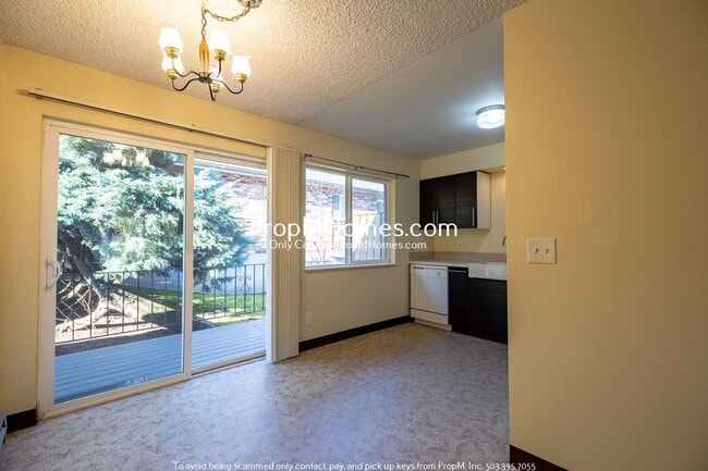 Building Photo - Two Bedroom Charmer in the Heart of Oregon City - Garage Included!