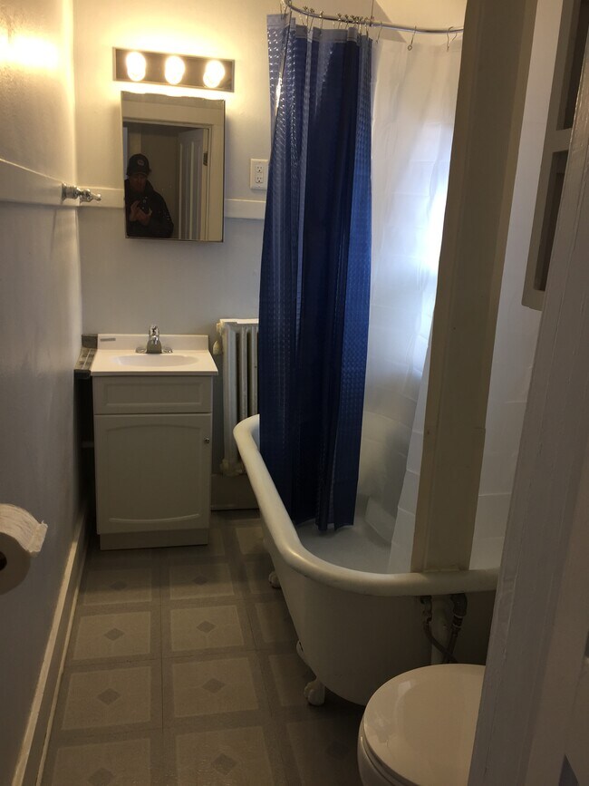 Bathroom - 958 Bluff St