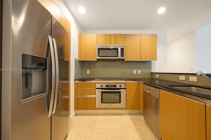 Building Photo - 1060 Brickell Ave