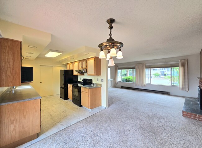 Building Photo - ** Oversized 4-Bedroom House w/ 2-Car Garage, & Fenced Backyard in a great Wenatchee Neighborhood!
