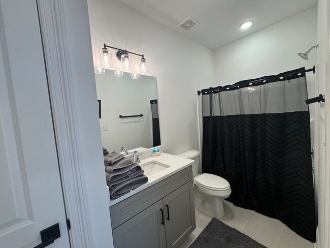 Building Photo - 3 bed 3.5 bath house in South Grove!