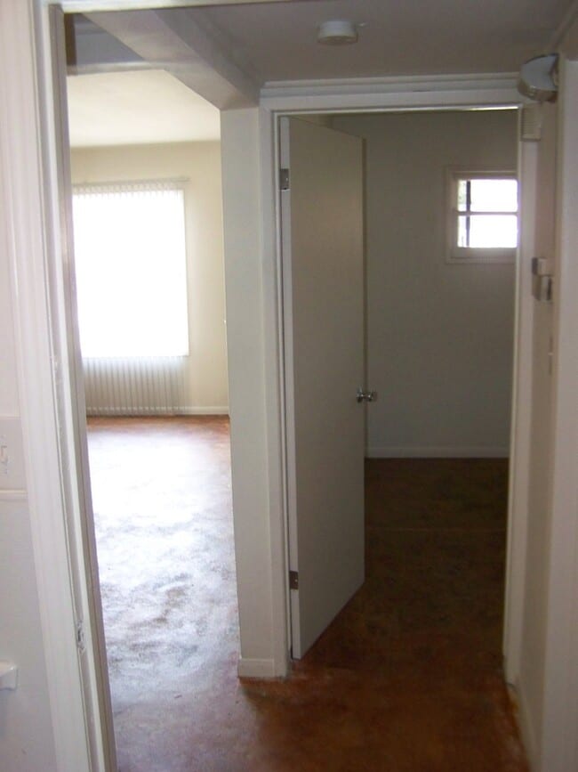 Building Photo - 2 Bed +1 Bath SINGLE FAMILY HOME + HUGE ba...