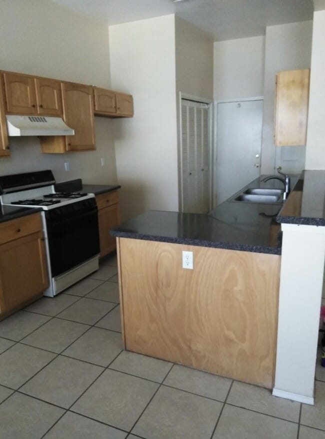 Building Photo - Nice cozy home