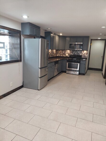 Building Photo - 3713 W Shakespeare Ave