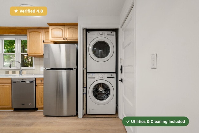 Building Photo - RoostUp Furnished Private Bedroom in Jamai...