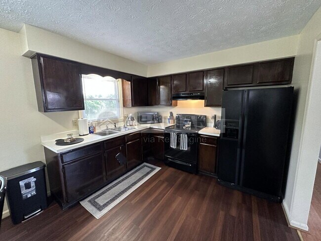 Building Photo - 530 Foxwood Dr