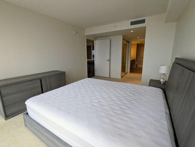 Building Photo - Fully Furnished Luxury Kakaako Living at Symphony 2 Bed, 2 Bath, 2 Parking