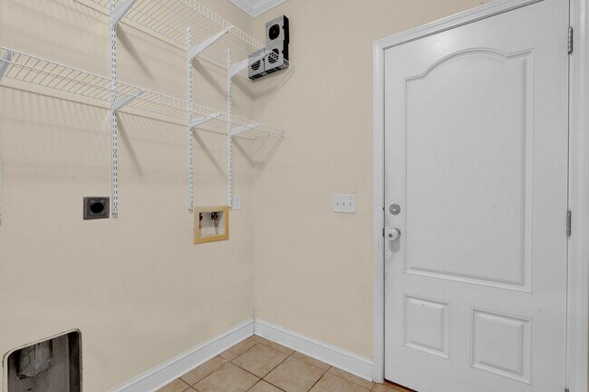 Building Photo - AVAILABLE LATE JULY 2025 (PET FRIENDLY)