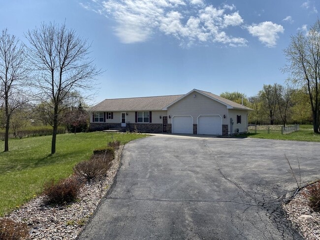 Building Photo - Gorgeous 5 Bed, 2.5 Bath Single-Family Home!